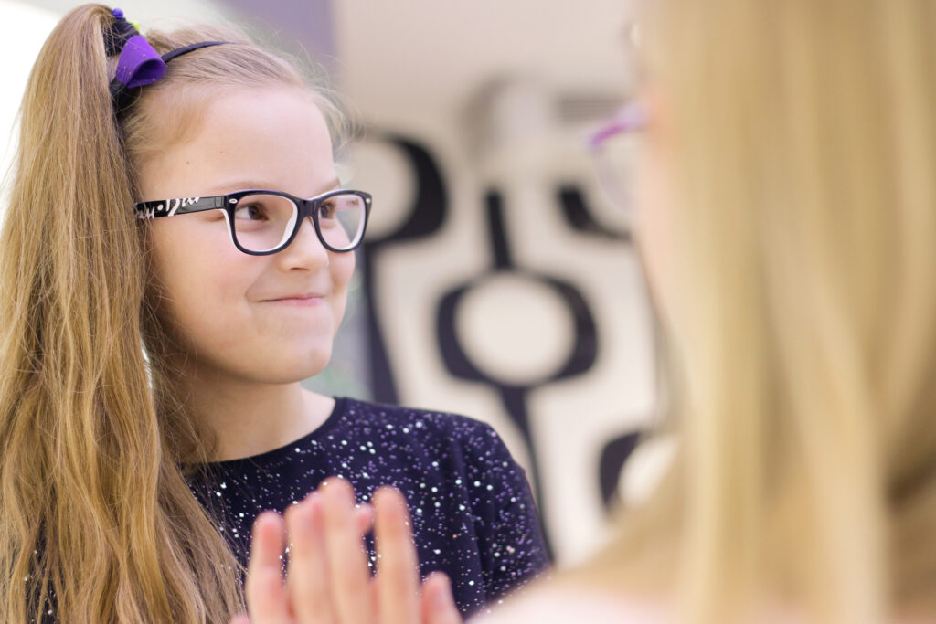 dziecko podczas badania wzroku w salonie optycznym