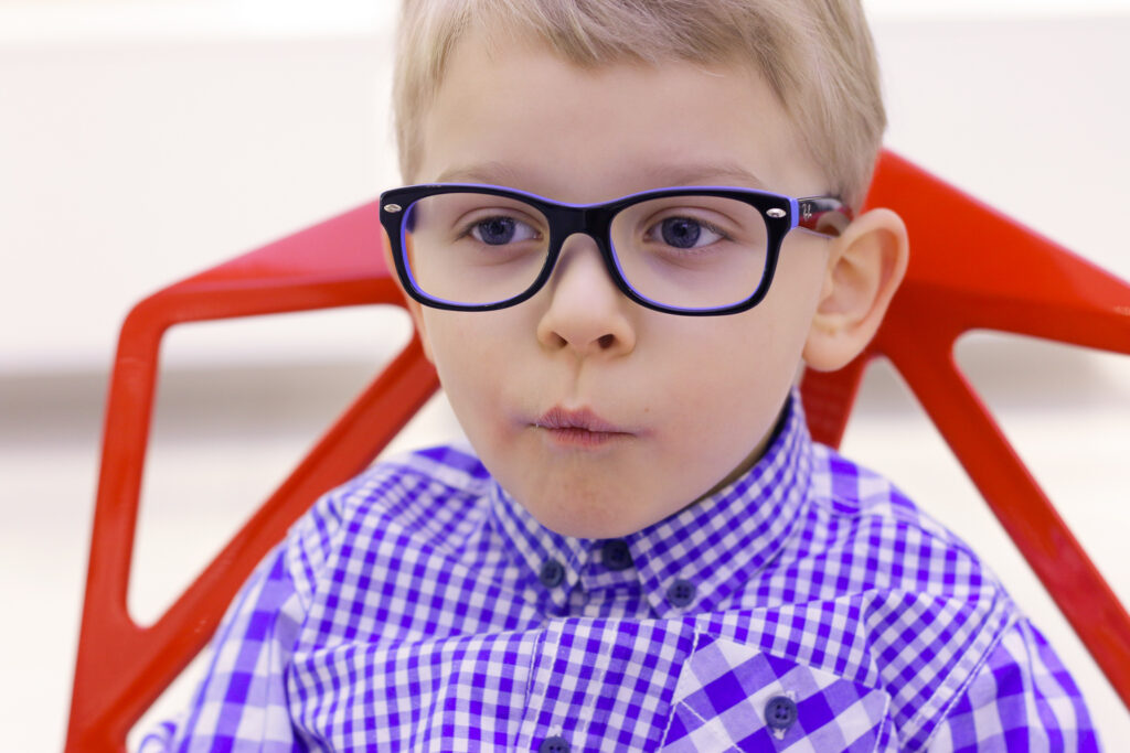 dziecko w okularach korekcyjnych – dziecięce oprawki okularowe