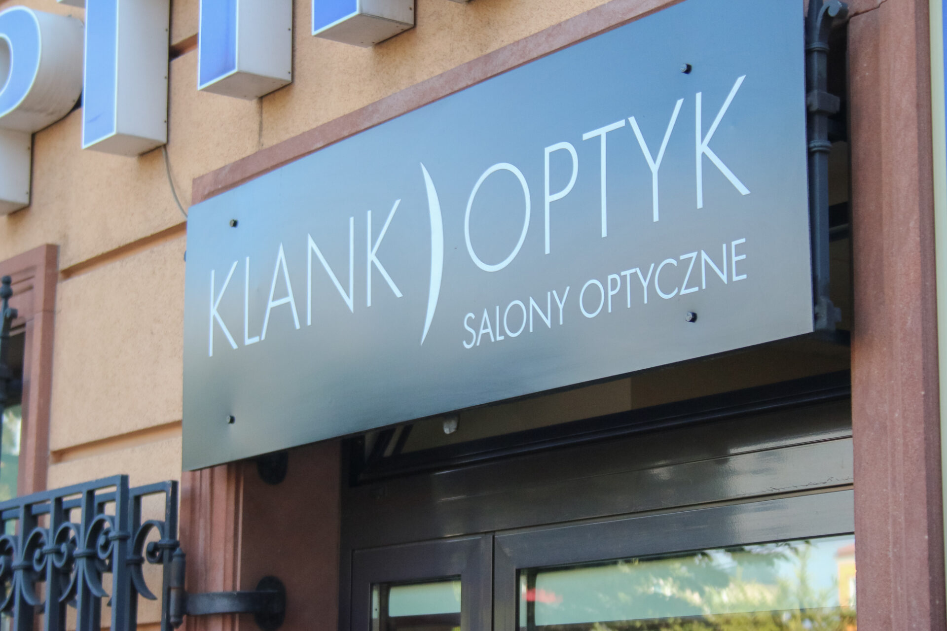 szyld salonu Klank Optyk na elewacji budynku