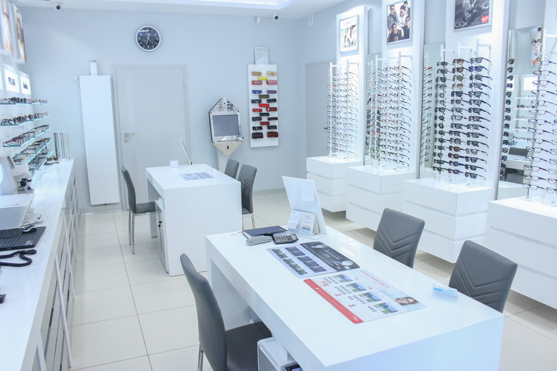 wnętrze salonu optycznego z ladą i ekspozycją okularów