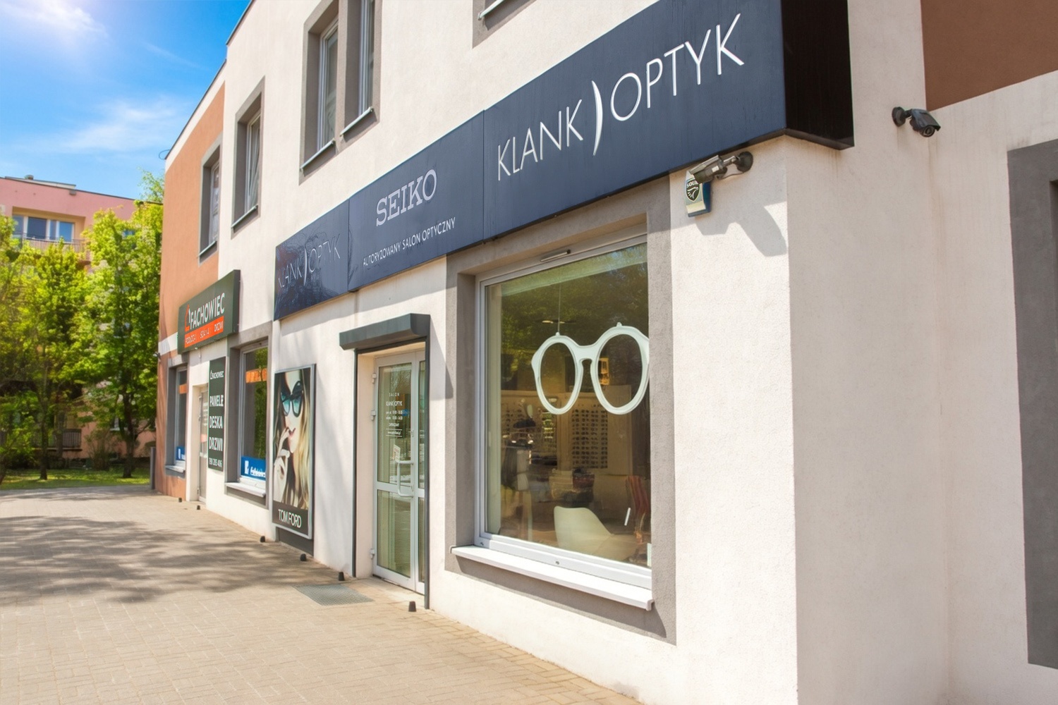 wejście do salonu Klank Optyk z zewnątrz