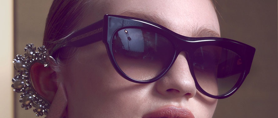 kobieta w dużych okularach przeciwsłonecznych Dita